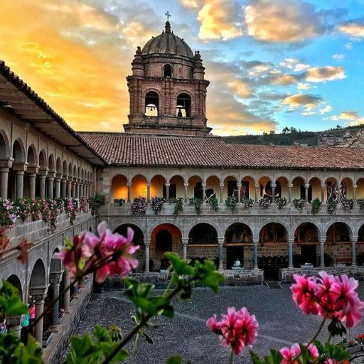 Descubre el templo de #Qoricancha, muestra contundente de la fusión de las culturas Inca e hispana_ Descubre más sobre _#Perú, el país más rico del mundo_ #ToursCusco #PeruTravelSpecialist