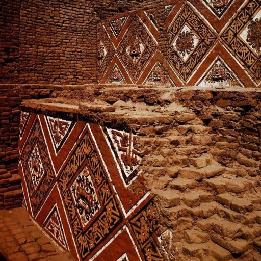 Huaca de la Luna en la que se aprecia la superposición de edificios y la continuidad en el uso de motivos decorativos_ Proyecto Arqueológico Huacas del Sol y de la Luna_
